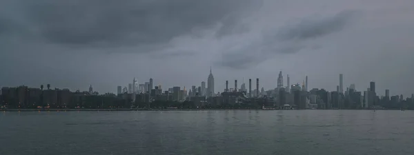 Холодный День Реке Гудзон Прекрасным Видом Манхэттен — стоковое фото