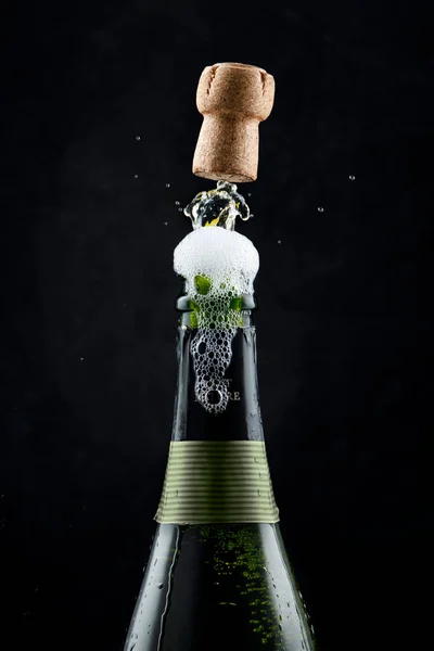 香槟塞子随着泡沫和水花跳跃 — 图库照片