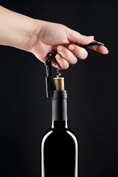 ワインのハンドアンコーキングボトル — ストック写真