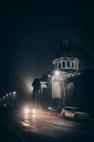 Auto Guida Attraverso Una Strada Della Città Una Nebbiosa Notte — Foto Stock