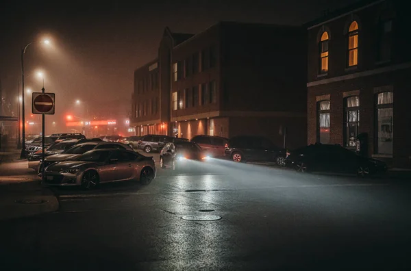 Αυτοκίνητο Οδήγηση Μέσα Από Ένα Δρόμο Της Πόλης Ομιχλώδη Νύχτα — Φωτογραφία Αρχείου