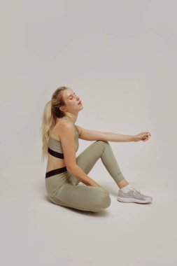 Spor, refah ve aktif yaşam tarzı konsepti. Stüdyoda sağlıklı ve zinde bir sporcu var.