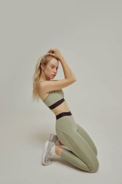 Spor, refah ve aktif yaşam tarzı konsepti. Stüdyoda sağlıklı ve zinde bir sporcu var.