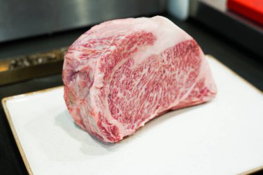 Kobe şehrinden bir parça wagyu eti.