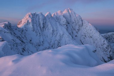 Kış mevsiminde Skottinden Dağı 'nın ilk ışığı, Vestvgy, Lofoten Adaları, Norveç  