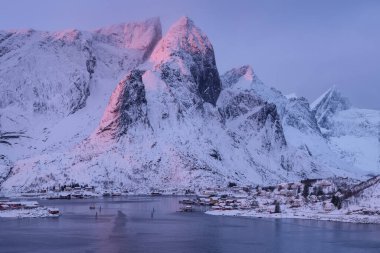 İlk kış ışığı, Reine Limanı, Moskenesy, Lofoten Adaları, Norveç üzerindeki dağları aydınlatır.  