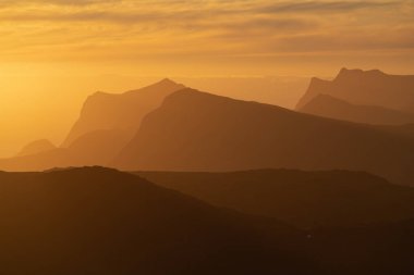 Norveç 'in Lofoten Adaları' nda yaz ayının gece yarısı Vestvgy 'nin dağ katmanları  