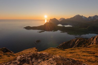 Kuzey gökyüzünde gece yarısı güneşi Offersykammen, Vestvgy, Lofoten Adaları, Norveç 'ten görüldü. 