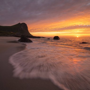 Yaz sonunda Myrland sahilinde gün batımı, Flakstady, Lofoten Adaları, Norveç 