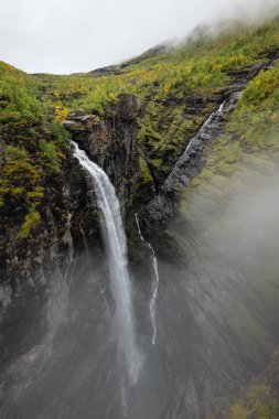 Norveç, Kfjorddalen, Troms ve Finnmark 'taki Gorsabrua köprüsünden şelale görüldü 