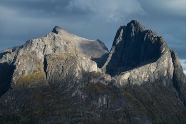 Fırtınalı sonbahar ışığında yükselen dağlar, Senja, Norveç