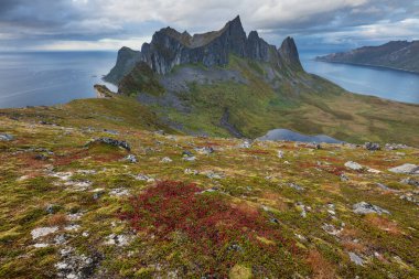 Hesten, Senja, Norveç 'ten Ruggen Kongan dağlarına doğru bak