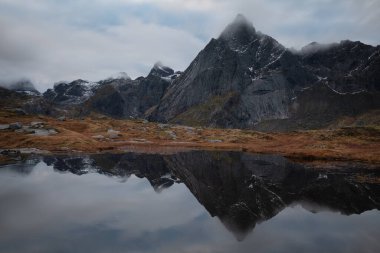 Stortind dağı zirvesi donmuş sonbahar göletine yansıyor, Flakstady, Lofoten Adaları, Norveç 