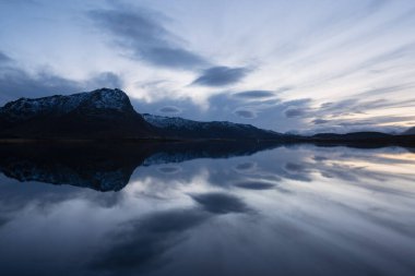 Gelgit gölündeki dağ ve bulut yansıması İç polen, Borge, Vestvgy, Lofoten Adaları, Norveç 
