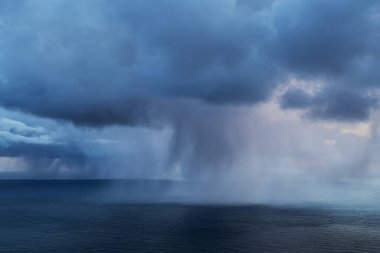 Norveç, Lofoten Adaları 'nda bahar yağmurları yağar