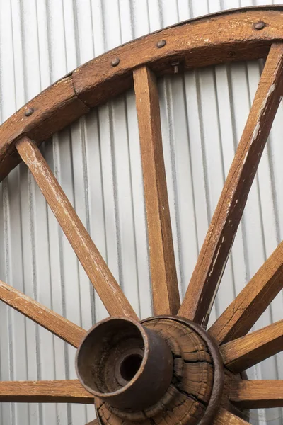 メタリックな背景のアンティーク木製ホイール — ストック写真