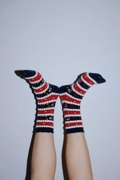 Ноги Різдвяних Шкарпетках Піднятих Рожевому Фоні — стокове фото