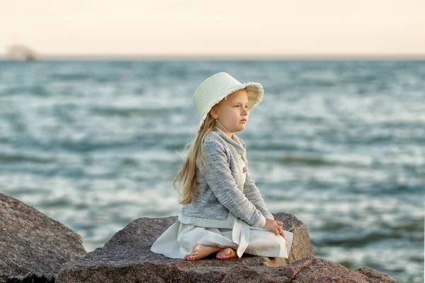 Menina Chapéu Sentado Praia — Fotografia de Stock