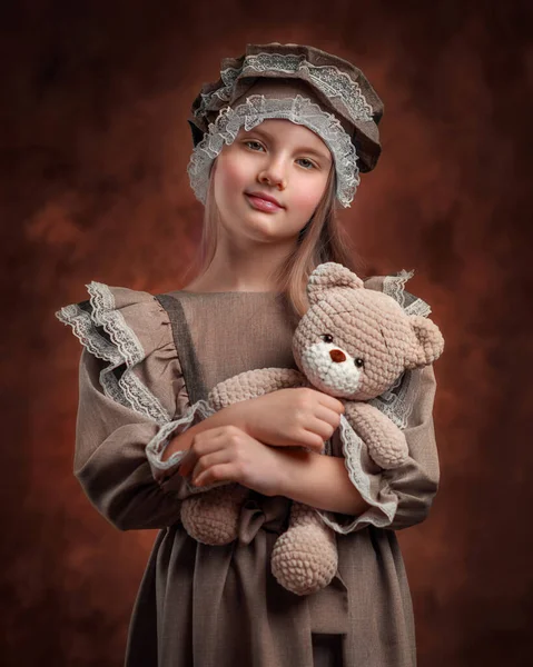Dziewczyna Garniturze Gospodarstwa Zabawka — Zdjęcie stockowe