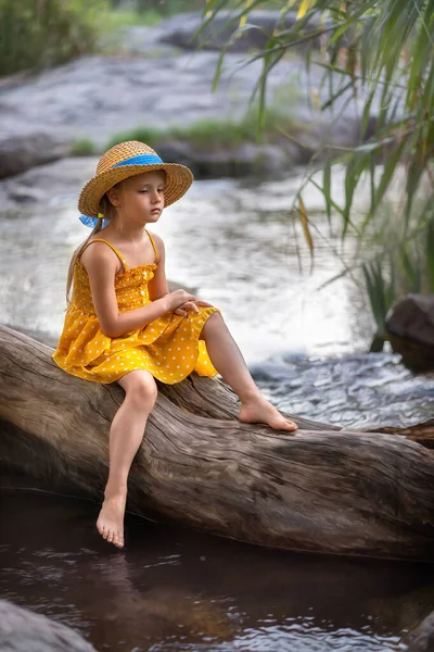 Chica Sombrero Sentado Junto Río —  Fotos de Stock