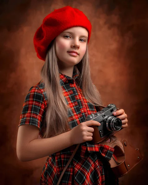 Meisje Een Rode Baret Met Een Camera — Stockfoto