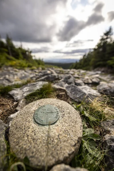 Znacznik Wskazujący Granicę Usa Kanadą Między Maine Quebekiem — Zdjęcie stockowe