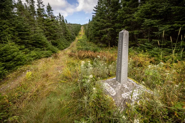 Obelisk Uluslararası Sınır Boyunca Abd Kanada Dan Ayırıyor — Stok fotoğraf