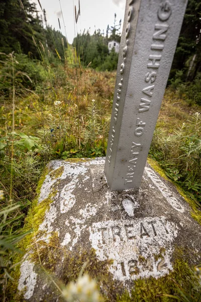 メイン州とケベック州の国境沿いの石の国境記念碑 — ストック写真