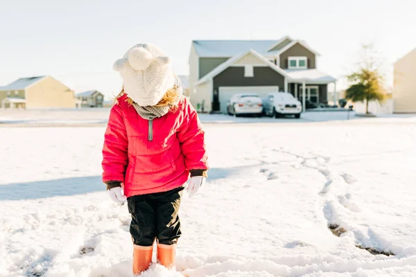 Маленькая Девочка Стоящая Снегу Пригородном Районе — стоковое фото