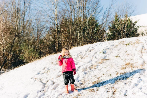 Little Girl Looking Straight While Standing Snow Hill — Stock fotografie