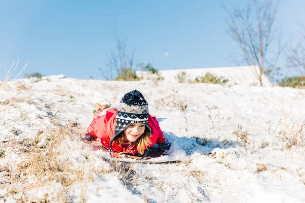 Junges Mädchen Rutscht Verschneiten Hügel Gegen Blauen Himmel Mit Mond — Stockfoto