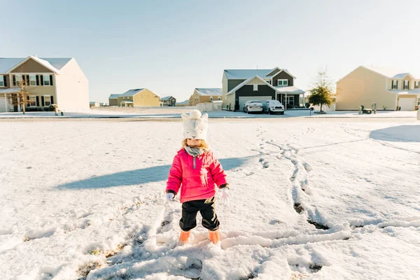 Mladá Dívka Zkoumající Sněhové Stopy Předměstí — Stock fotografie