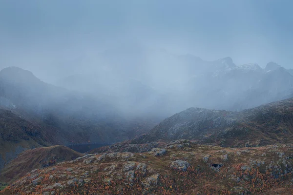 Podzimní Příval Sněhu Skrývá Vrcholky Hor Vestvgy Lofotenské Ostrovy Norsko — Stock fotografie