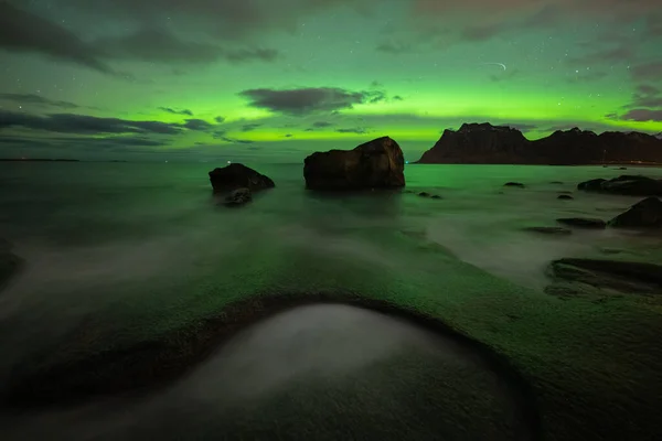 挪威罗浮敦群岛Vestvgy Uttakleiv海滩岩石海岸线上方的北极光 — 图库照片