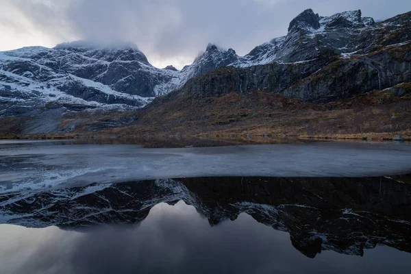 Réflexions Montagne Dans Lac Partiellement Gelé Flakstady Îles Lofoten Norvège — Photo