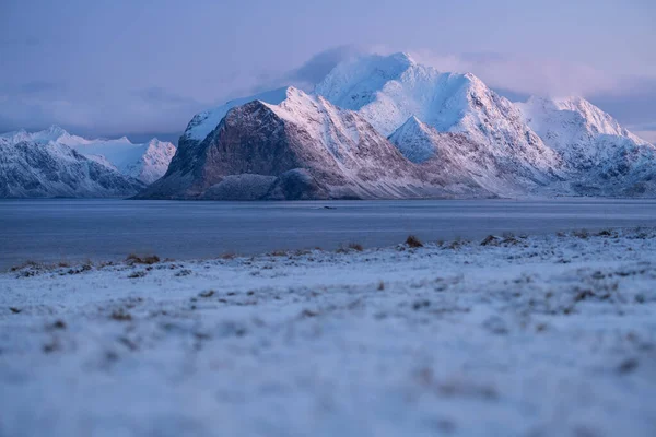 Snötäckta Himmeltindan Bergstoppar Stiger December Skymningen Polarnatten Lofoten Öarna Norge — Stockfoto