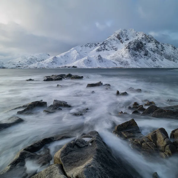 Vinterutsikt Över Stornappstind Bergstopp Stiger Över Nappstraumen Vestvgy Lofoten Islands — Stockfoto