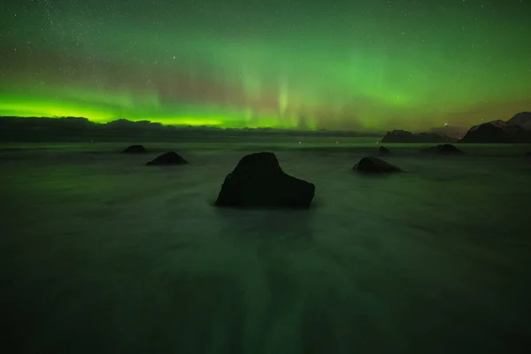 Aurores Boréales Dans Ciel Sur Plage Rochers Îles Lofoten Norvège — Photo