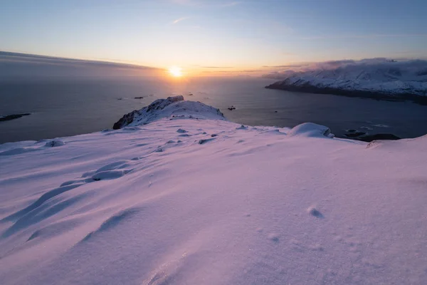 Sol Baixo Janeiro Emerge Das Nuvens Sobre Vestfjord Ilhas Lofoten — Fotografia de Stock