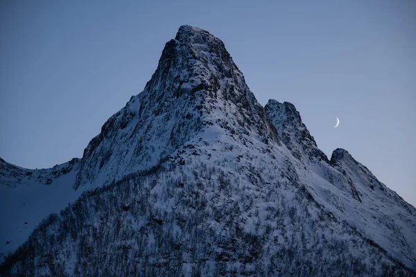 Półksiężyc Obok Mykjetind Mefjordvr Senja Norwegia — Zdjęcie stockowe
