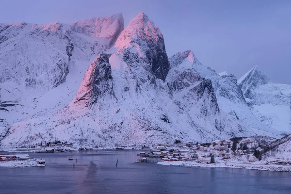 Erstes Winterlicht Erhellt Schneebedeckte Berge Über Dem Hafen Von Reine — Stockfoto