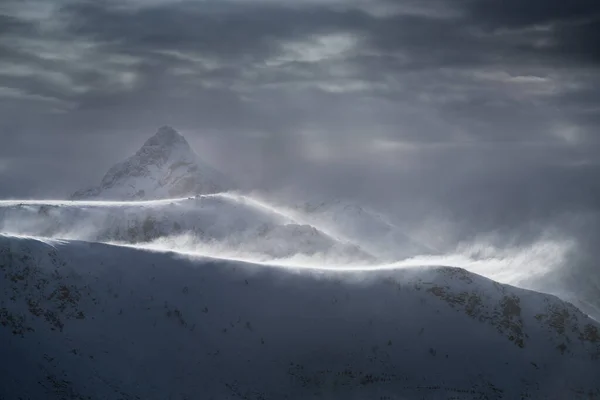 Śnieg Wieje Grzbietów Górskich Vestvgy Lofoten Islands Norwegia — Zdjęcie stockowe