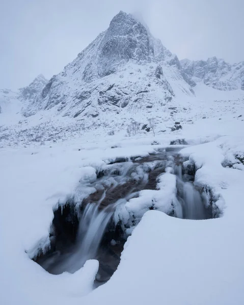 Kleiner Fluss Fließt Durch Verschneite Winterlandschaft Unterhalb Des Stortind Berges — Stockfoto