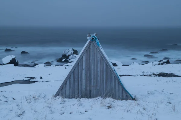 Seaside Wooden Gapahuk Schutz Der Winterlandschaft Flakstady Lofoten Norwegen — Stockfoto