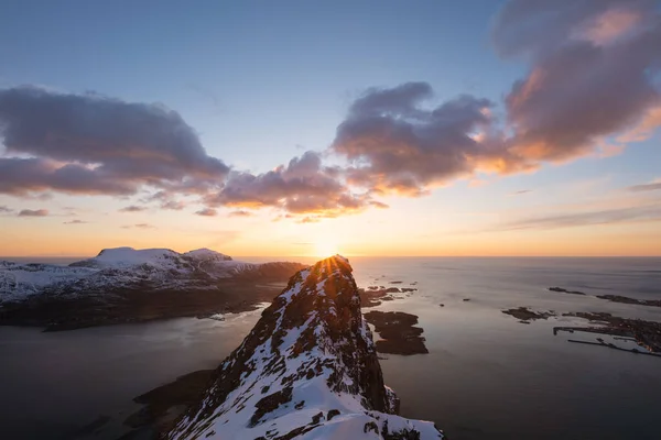 Evenign Sun Shines Summit Volandstind Flakstady Lofoten Islands Noruega — Fotografia de Stock