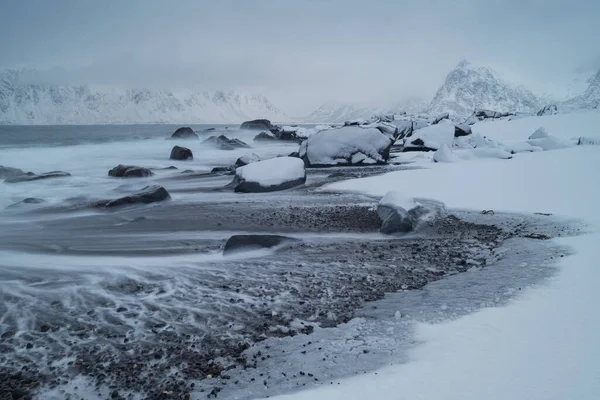 Ondas Retrocedem Praia Coberta Neve Rochosa Flakstady Lofoten Islands Noruega — Fotografia de Stock