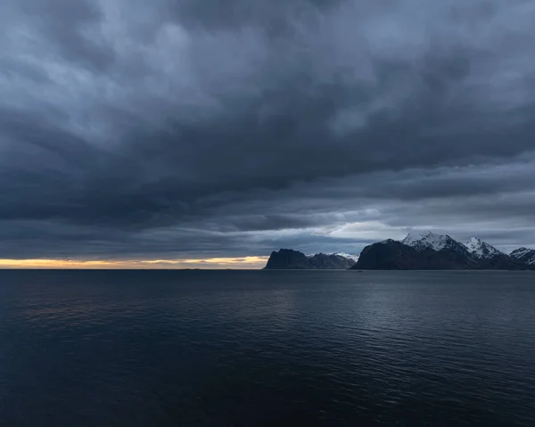Ciemne Chmury Nad Wodami Nappstraumen Lofoten Norwegia — Zdjęcie stockowe