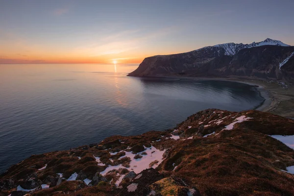 Güneş Mayıs Sonu Unstad Körfezi Üzerinde Vestvgy Lofoten Adaları Norveç — Stok fotoğraf