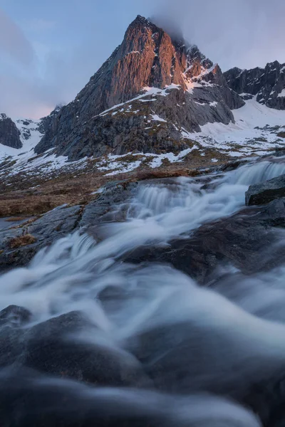Frühlingsschmelzwasser Fließt Felsen Unterhalb Des Stortind Berges Flakstady Lofoten Norwegen — Stockfoto
