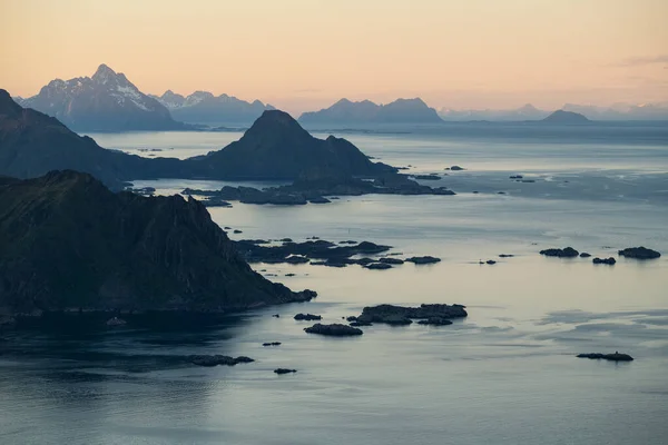 Norveç Lofoten Adaları Nın Kıyıları Boyunca Uzanan Alacakaranlık Manzarası — Stok fotoğraf